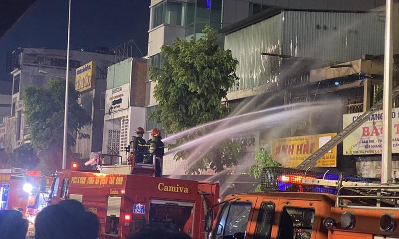 TP Hồ Chí Minh: Cháy cửa hàng đồ gỗ giữa đêm khuya