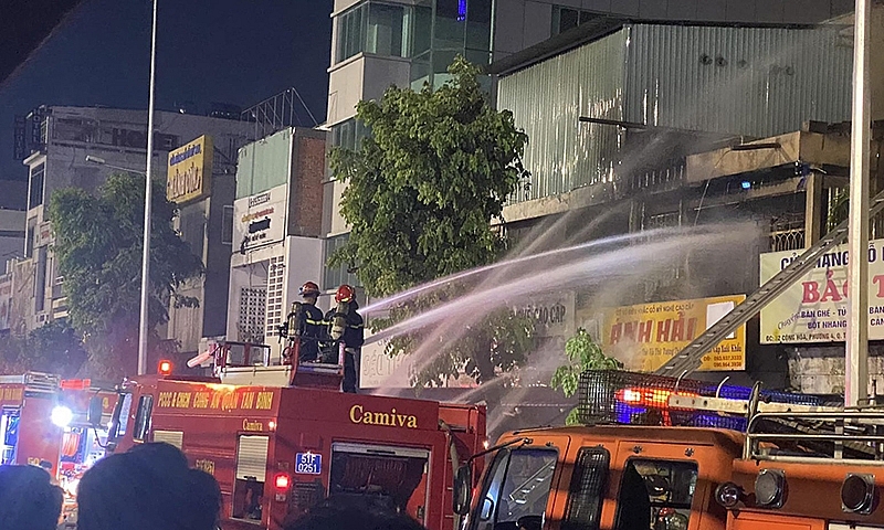 TP Hồ Chí Minh: Cháy cửa hàng đồ gỗ giữa đêm khuya