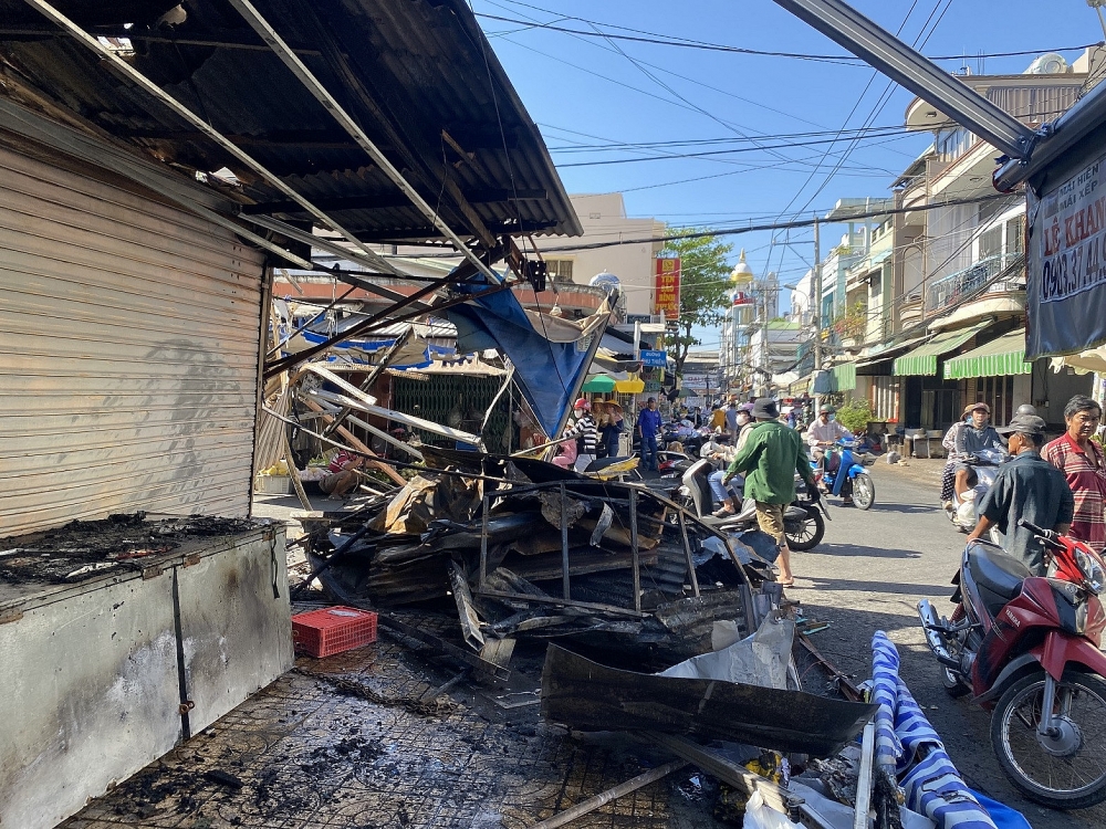 TP.HCM: Cháy lớn ở chợ Hiệp Tân thiêu rụi ba ki ốt và nhà dân