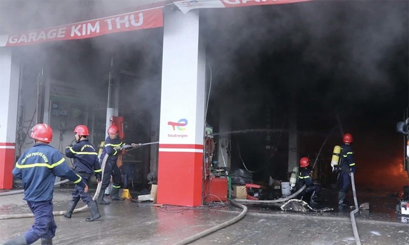 Cần Thơ: Cháy lớn tại cơ sở sửa chữa ôtô, nhiều hàng hóa bị thiêu rụi