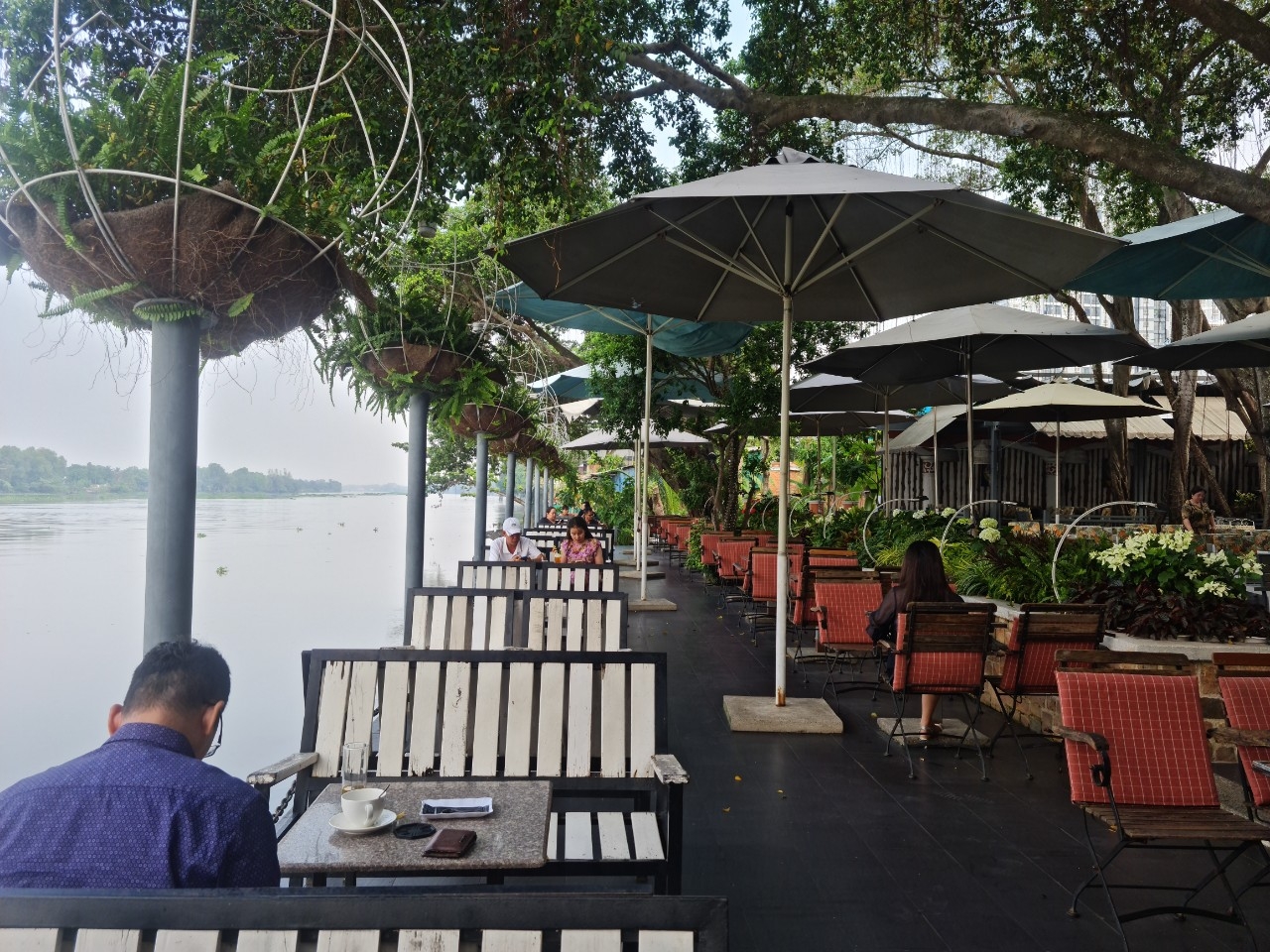 Bình Dương: Hàng loạt nhà hàng “khủng” vi phạm xây dựng, lấn sông Sài Gòn vẫn hoạt động rầm rộ