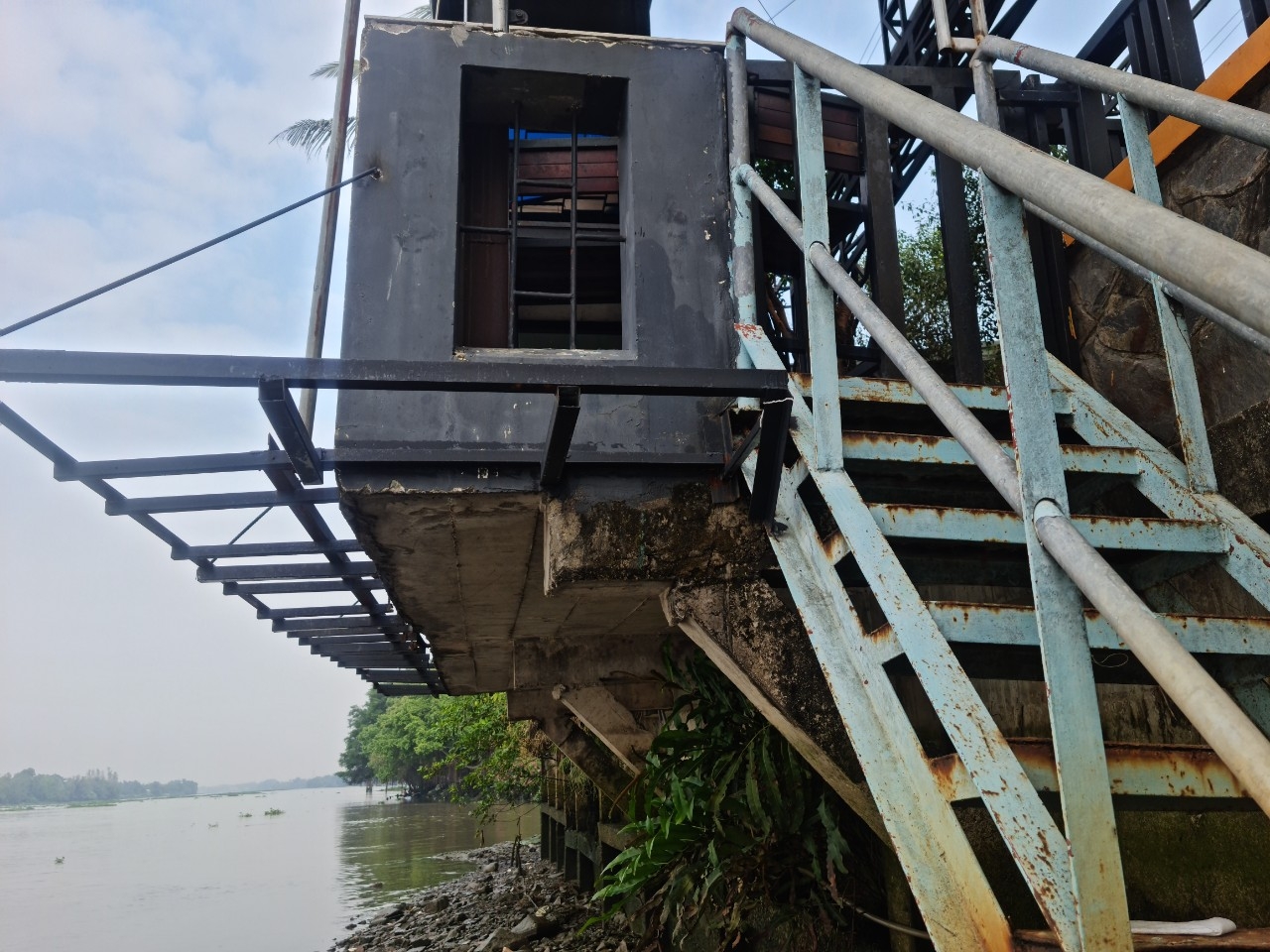 Bình Dương: Hàng loạt nhà hàng “khủng” vi phạm xây dựng, lấn sông Sài Gòn vẫn hoạt động rầm rộ