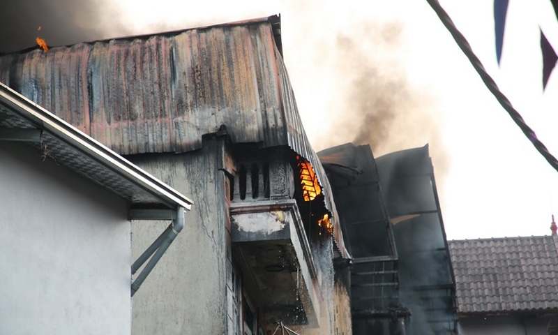 Hà Nội: Kịp thời dập tắt đám cháy hai ngôi nhà tại quận Hà Đông