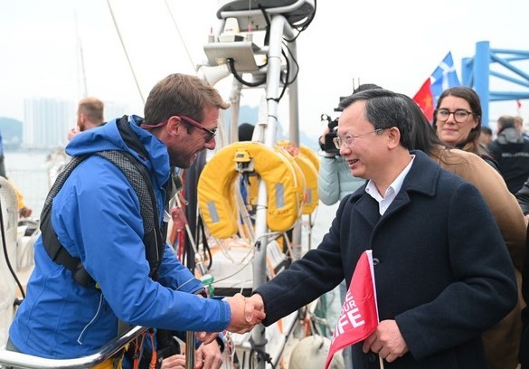 Chủ tịch UBND tỉnh Quảng Ninh tiễn Đoàn đua thuyền buồm vòng quanh thế giới rời vịnh Hạ Long