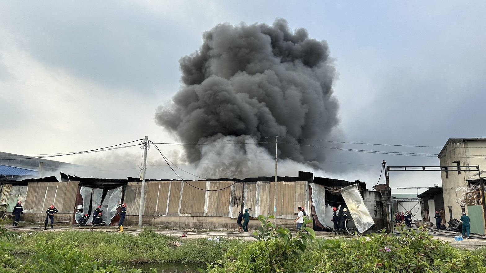Cháy xưởng nệm mút 2.000 m2 ở TP.HCM sau nhiều tiếng nổ lớn