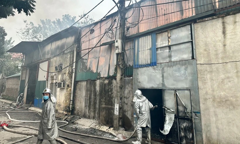 Hà Nội: Cháy lớn thiêu rụi 150m2 nhà xưởng chuyên sản xuất thiết bị điện