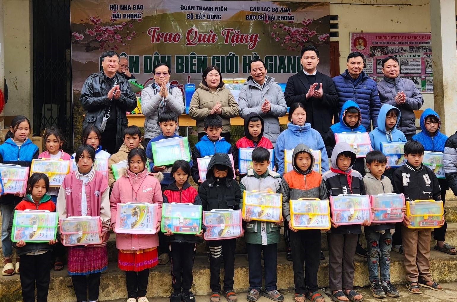 Đoàn Thanh niên Bộ Xây dựng trao tặng quà xuân cho học sinh vùng cao Hà Giang
