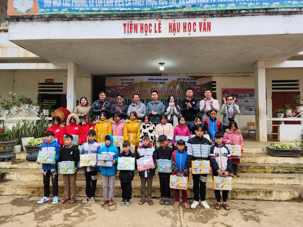 Đoàn Thanh niên Bộ Xây dựng trao tặng quà xuân cho học sinh vùng cao Hà Giang