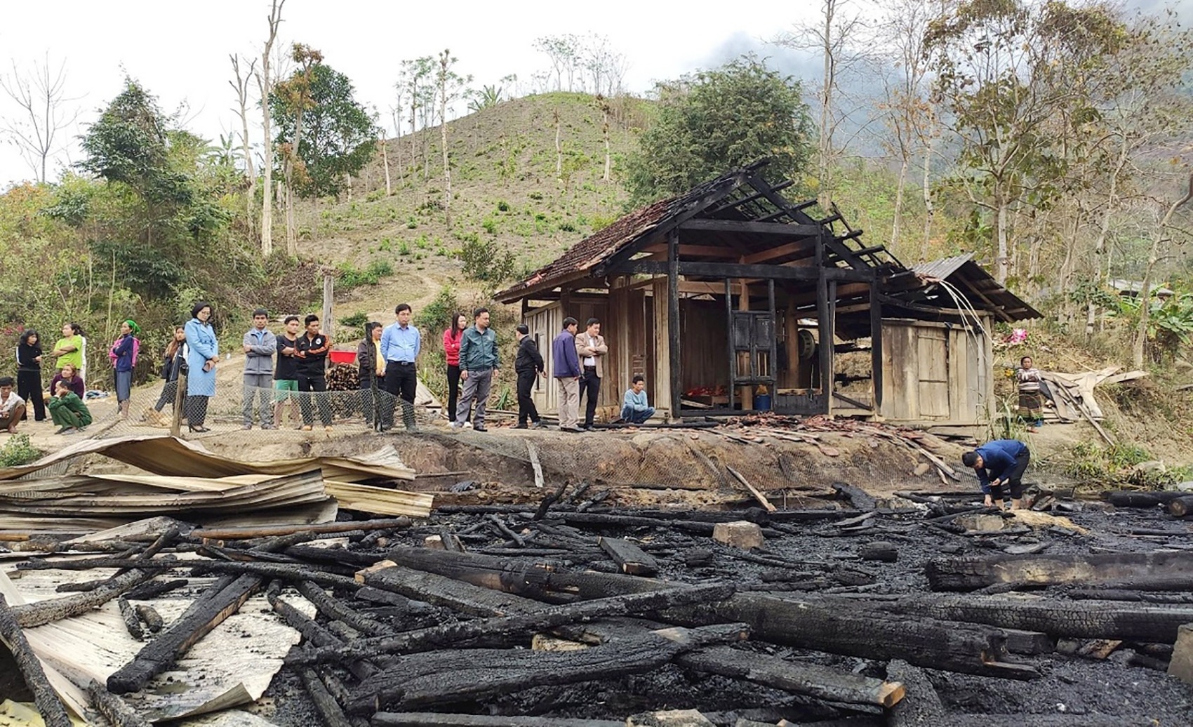Nhà gỗ 3 gian cháy rực lửa ở miền núi Nghệ An