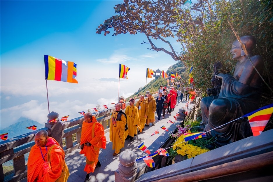 Xúc động khoảnh khắc linh thiêng của Đại lễ cầu quốc thái dân an trên đỉnh Fansipan