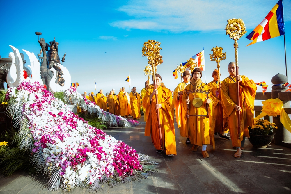 Xúc động khoảnh khắc linh thiêng của Đại lễ cầu quốc thái dân an trên đỉnh Fansipan