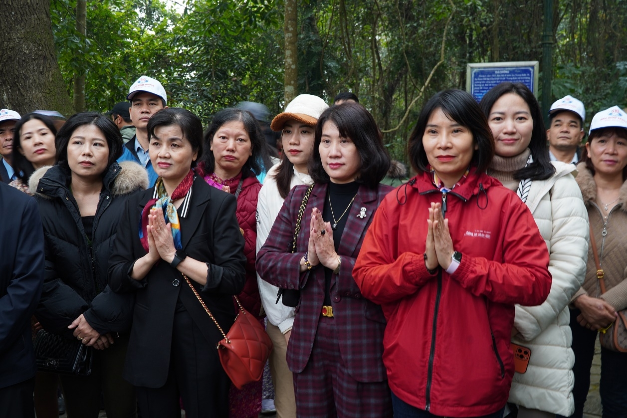 Báo Xây dựng dâng hương tưởng niệm Chủ tịch Hồ Chí Minh tại K9 Đá Chông