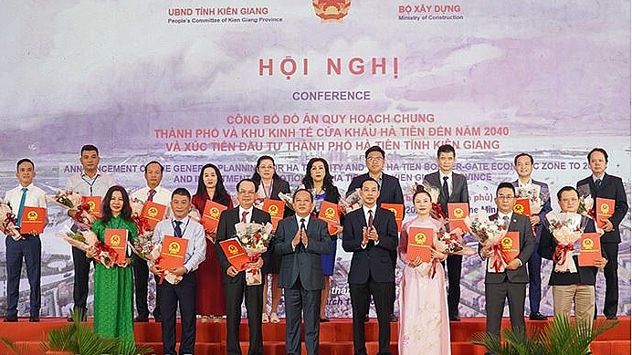 Hà Tiên (Kiên Giang): Trao Quyết định đầu tư 4 dự án hơn 2.400 tỷ đồng