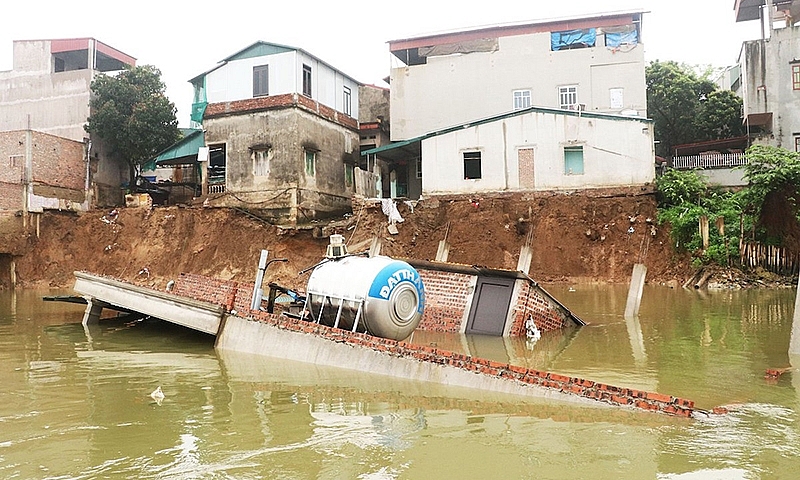 Bắc Ninh: Công bố tình trạng khẩn và di dời các hộ dân đến nơi an toàn sau sự cố ngôi nhà bị nhấn chìm ở sông Cầu