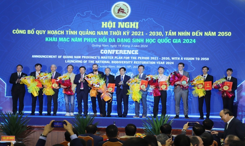 Quảng Nam: Trao chứng nhận đăng ký đầu tư cho 16 dự án với tổng vốn gần 20.000 tỷ đồng