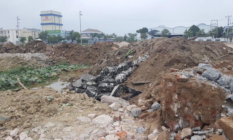 Hải Dương: Công ty TNHH MTV Giấy Tân Trung Đức dùng hàng nghìn khối chất thải xây dựng để san lấp liệu có đúng với quy định pháp luật?
