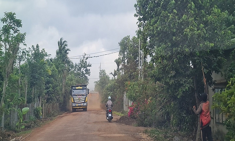 Đắk Lắk: Bám đuôi dàn xe chở đất cao tốc đi san lấp mặt bằng cho dân