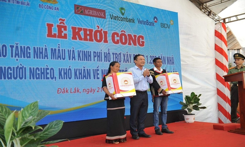 Đắk Lắk: Bộ Công an trao tặng nhà mẫu và kinh phí hỗ trợ xây dựng 1.200 căn nhà cho hộ nghèo