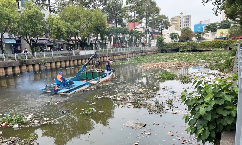 Thành phố Hồ Chí Minh: Chi hàng chục tỷ đồng mỗi năm để xử lý rác kênh, rạch