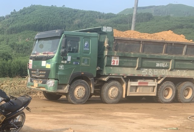 Vụ dàn xe chở đất cơi nới, không phủ bạt cày nát đường dân sinh: Công an huyện M’Drắk ra quân xử lý