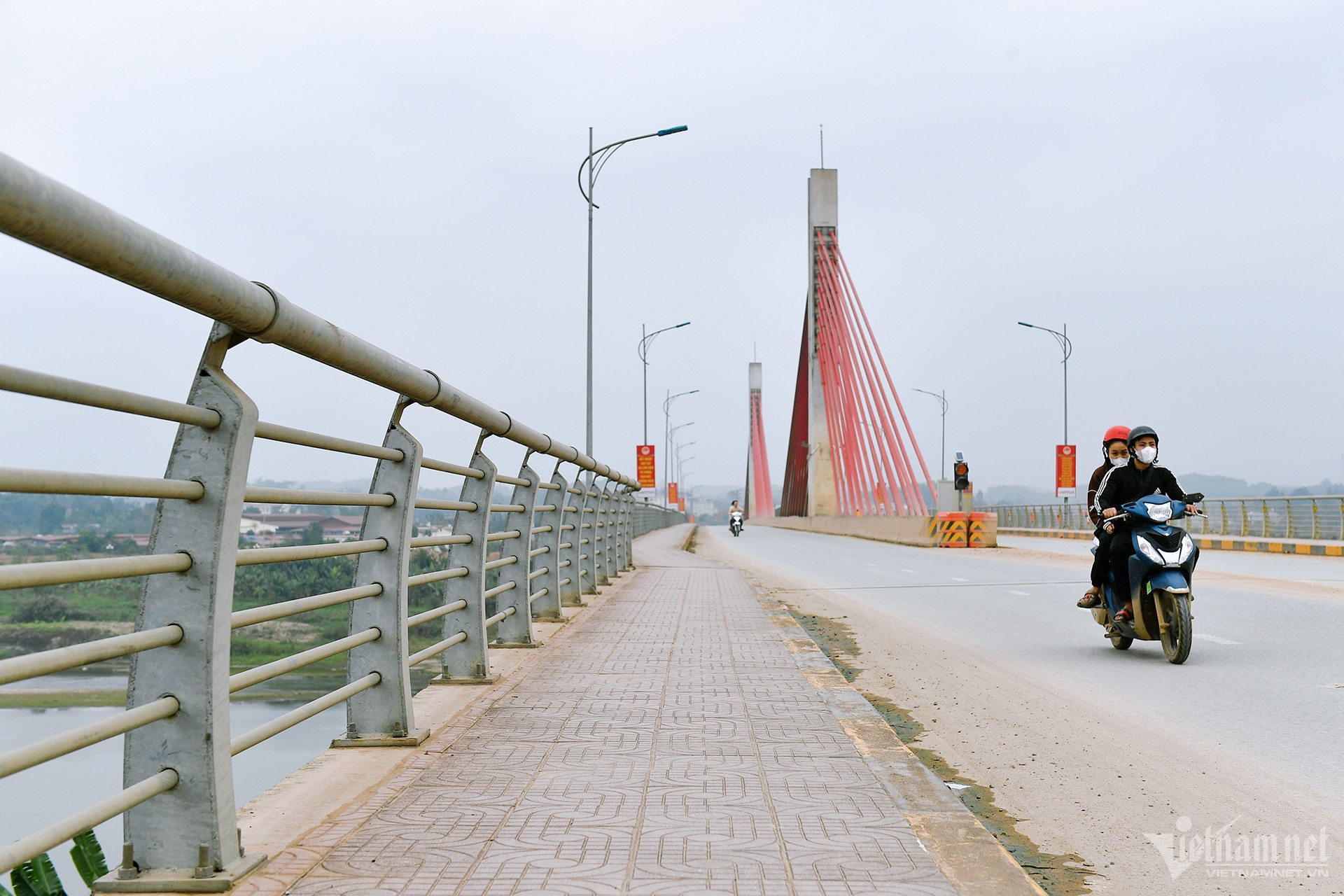 Những cây cầu hiện đại bắc qua sông Hồng ở Yên Bái