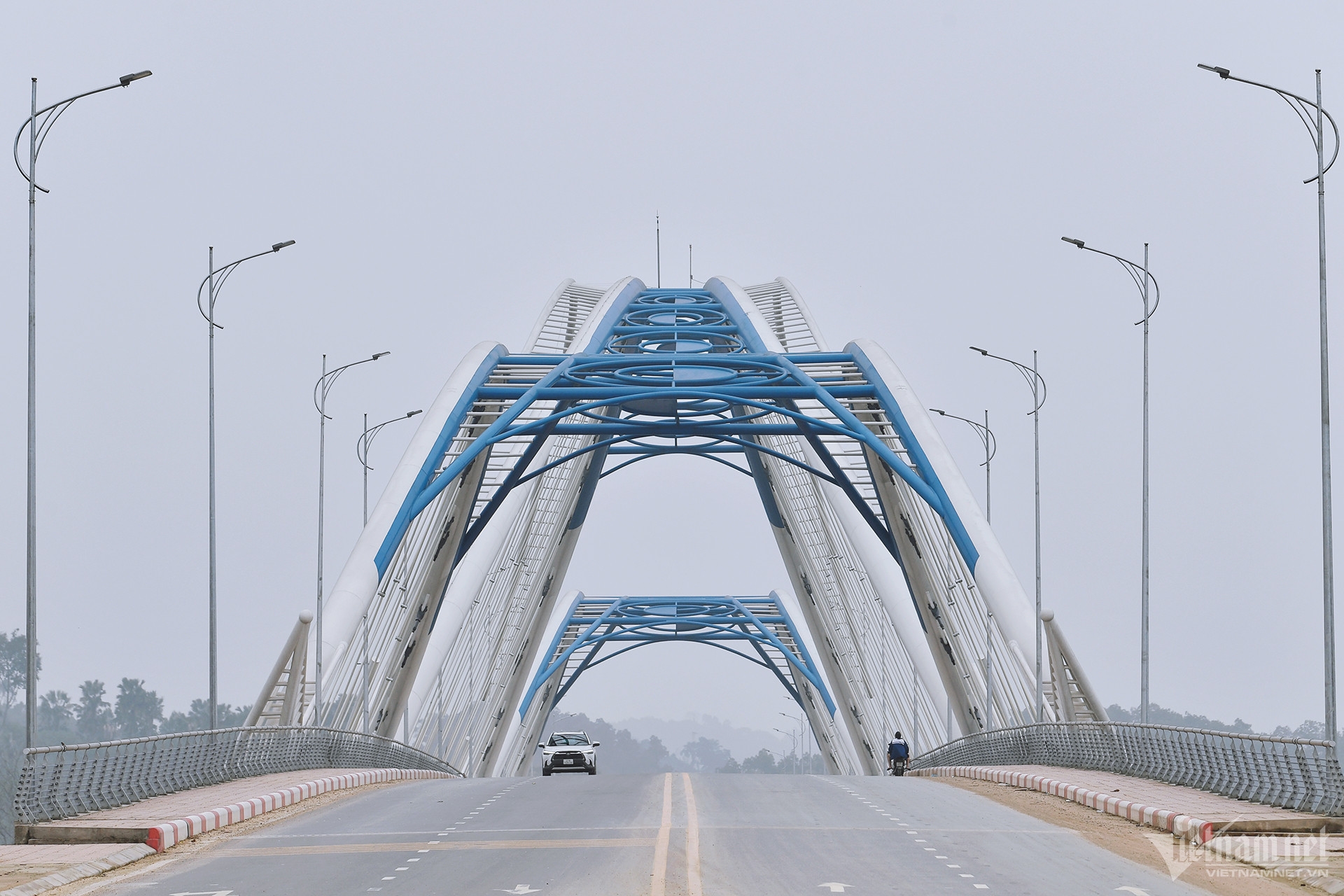 Những cây cầu hiện đại bắc qua sông Hồng ở Yên Bái