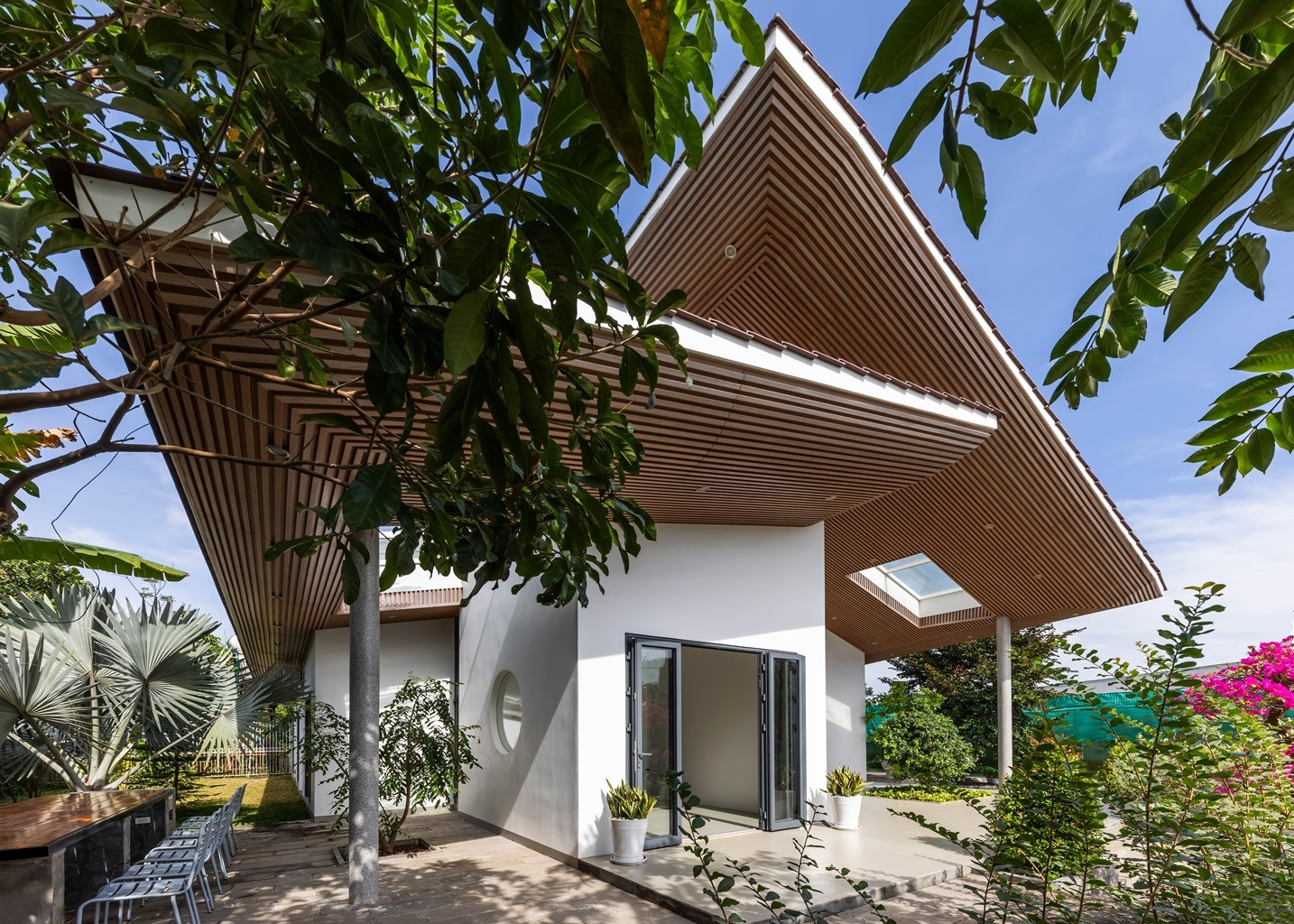 Ngôi nhà độc đáo với mái xòe rộng chống nắng nóng