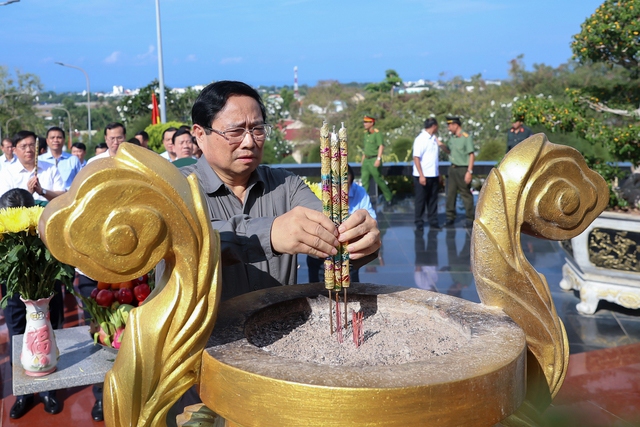 Thủ tướng viếng Nghĩa trang liệt sỹ Phú Quốc và kiểm tra công trường xây dựng tượng đài Chủ tịch Hồ Chí Minh