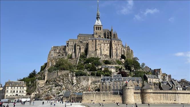 Mont-Saint-Michel - Viên ngọc quý giữa biển khơi