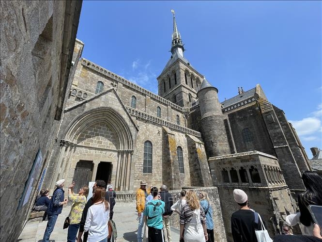 Mont-Saint-Michel - Viên ngọc quý giữa biển khơi