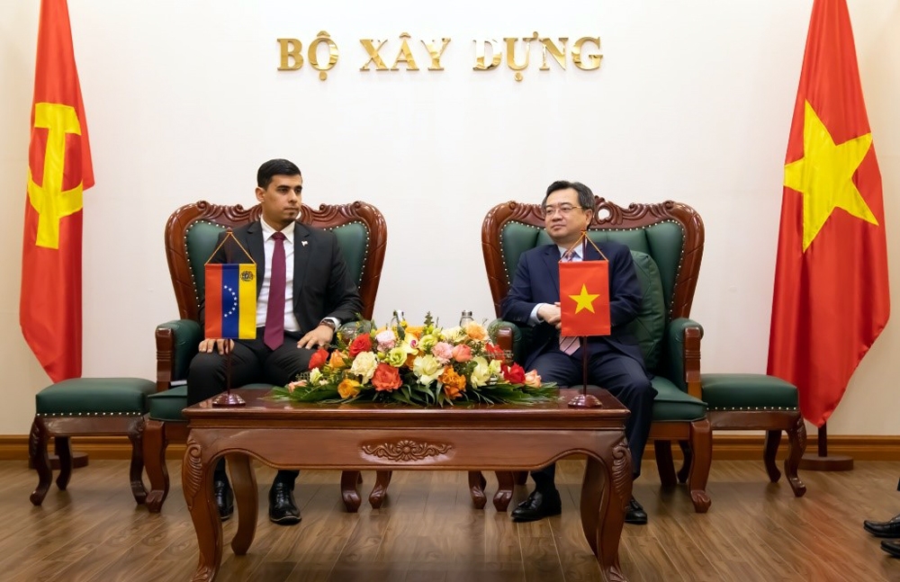 Bộ trưởng Nguyễn Thanh Nghị tiếp Đại sứ đặc mệnh toàn quyền Cộng hòa Bolivar Venezuela tại Việt Nam