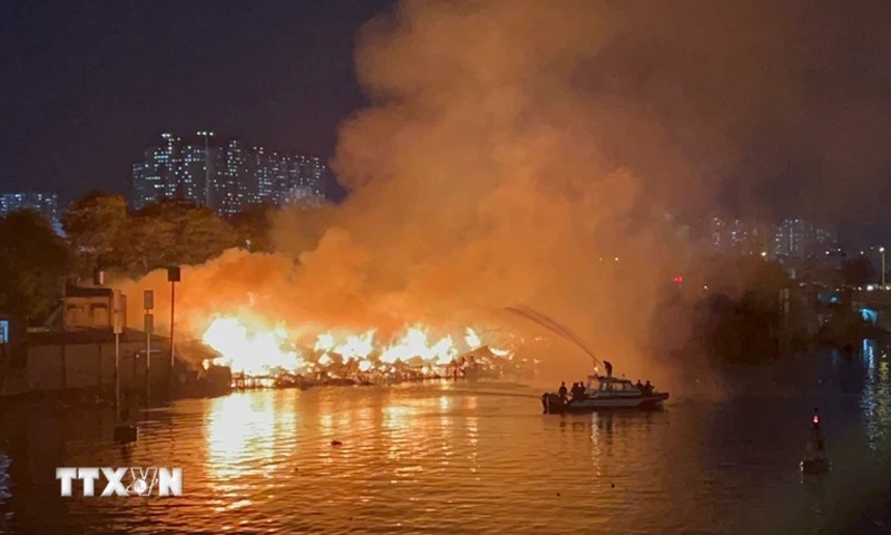 Thành phố Hồ Chí Minh: Cháy lớn ở dãy nhà ven kênh Tàu Hủ, Quận 8