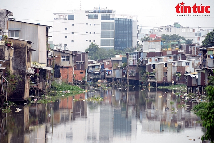 TP Hồ Chí Minh: Phập phồng sống cùng nguy cơ cháy nổ trong các khu nhà tạm ven kênh, rạch