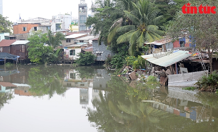 TP Hồ Chí Minh: Phập phồng sống cùng nguy cơ cháy nổ trong các khu nhà tạm ven kênh, rạch