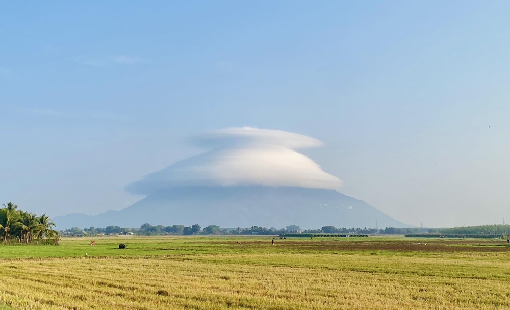 2 ngày liên tiếp xuất hiện mũ mây trên núi Bà Đen, mùa săn mây tại Tây Ninh năm nay đến sớm