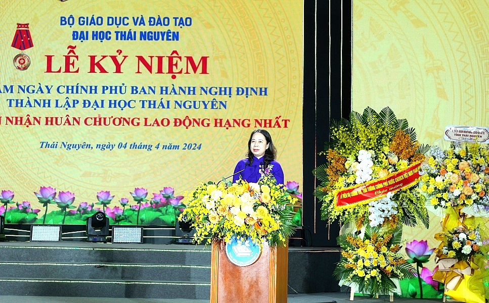 Quyền Chủ tịch nước Võ Thị Ánh Xuân trao Huân chương Lao động hạng Nhất cho Đại học Thái Nguyên