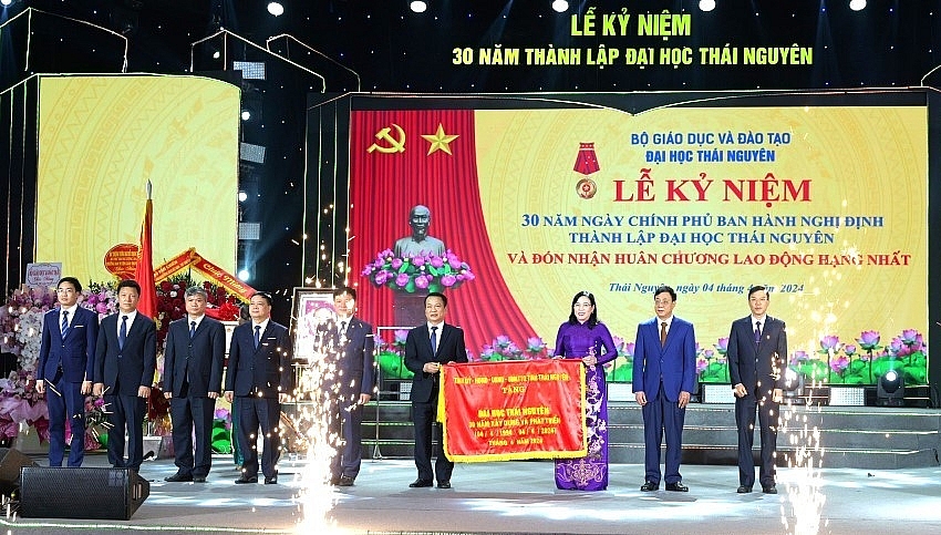 Quyền Chủ tịch nước Võ Thị Ánh Xuân trao Huân chương Lao động hạng Nhất cho Đại học Thái Nguyên