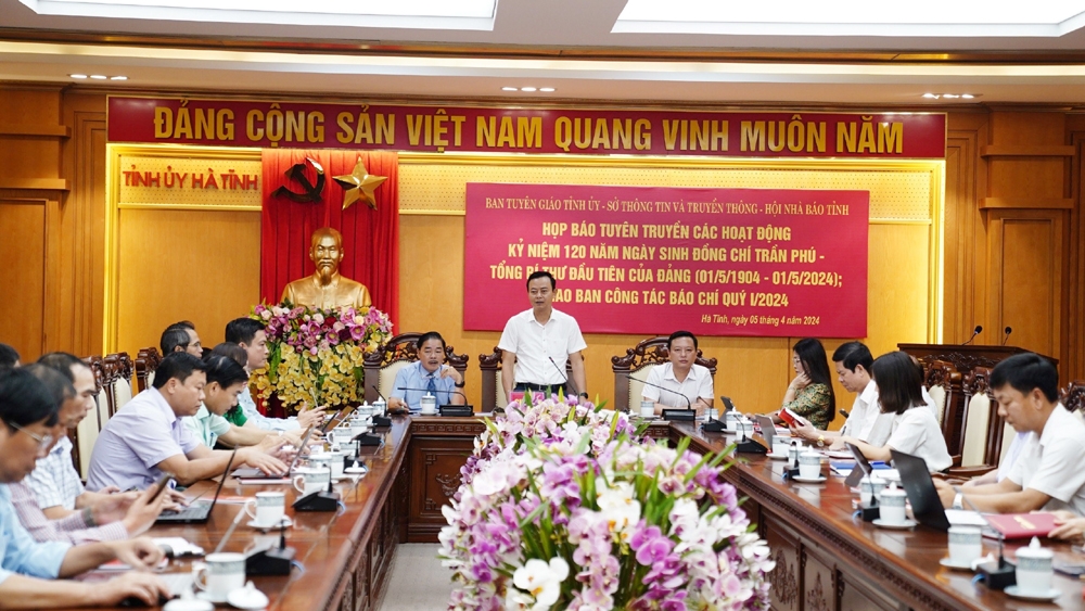 Phóng viên Báo Xây dựng được Chủ tịch UBND tỉnh Hà Tĩnh tặng bằng khen