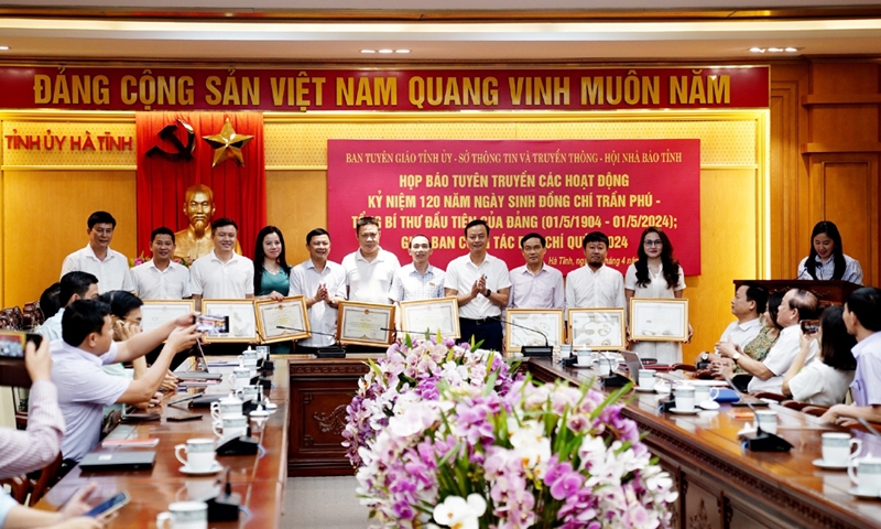 Phóng viên Báo Xây dựng được Chủ tịch UBND tỉnh Hà Tĩnh tặng bằng khen