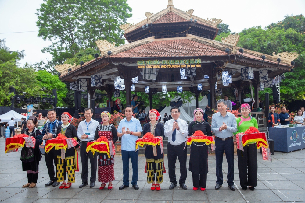 Du khách quốc tế thích thú trải nghiệm Ngày hội Sa Pa tại Hà Nội