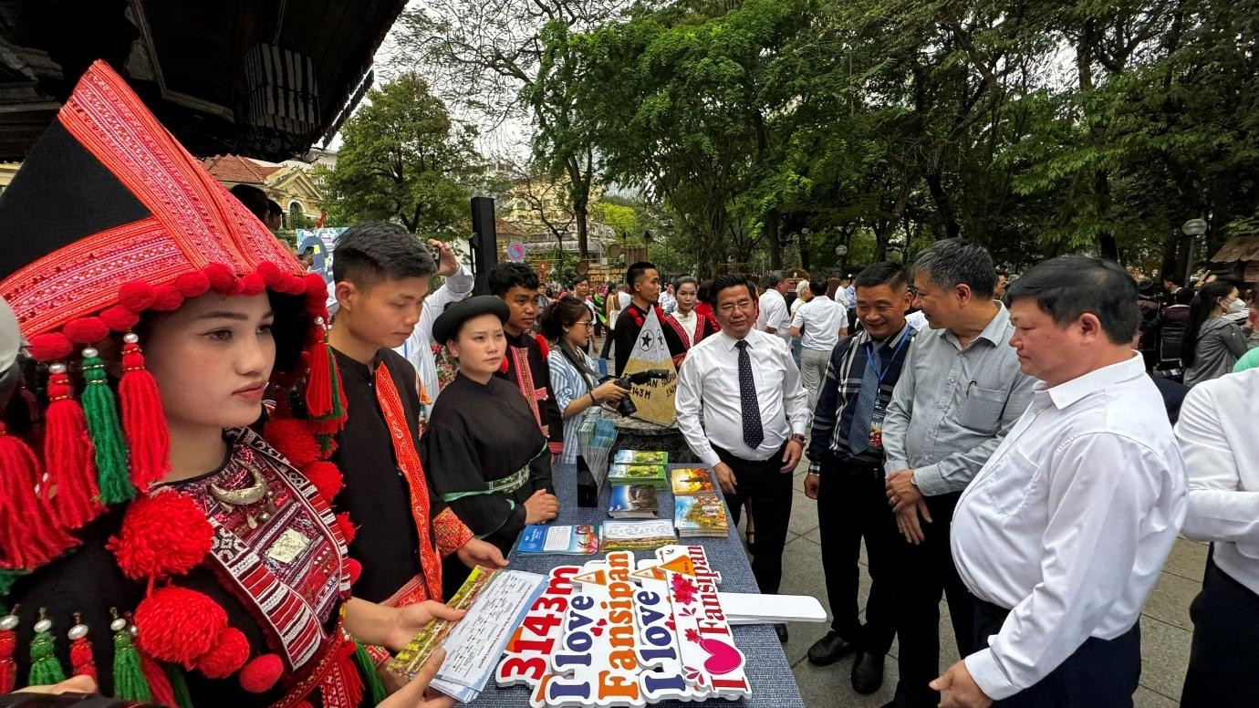 Du khách quốc tế thích thú trải nghiệm Ngày hội Sa Pa tại Hà Nội