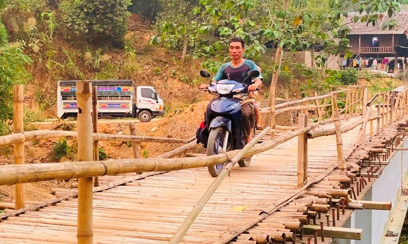 Quan Hóa (Thanh Hóa): Người dân liều mình băng qua cây cầu dở dang