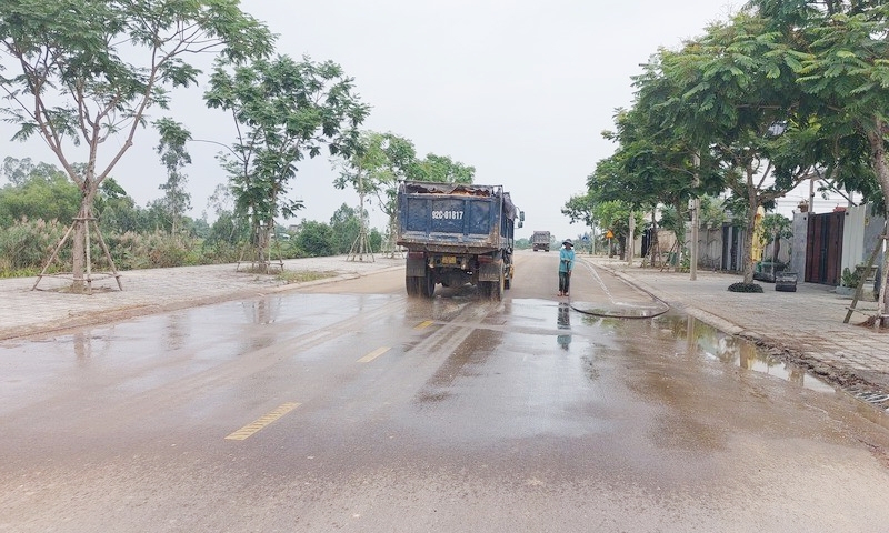 Quảng Nam: Người dân bức xúc vì xe chở đất cho dự án khu dân cư xả bụi gây ô nhiễm, mất an toàn giao thông