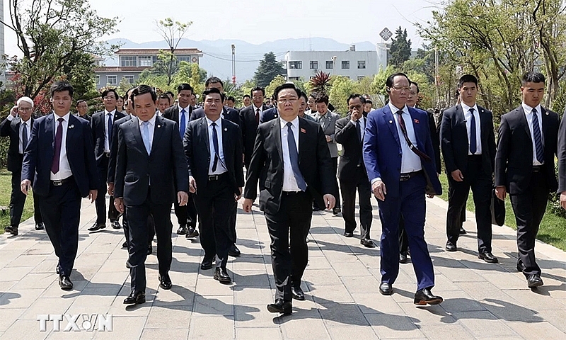 Chủ tịch Quốc hội thăm một số mô hình kinh tế tiêu biểu của tỉnh Vân Nam