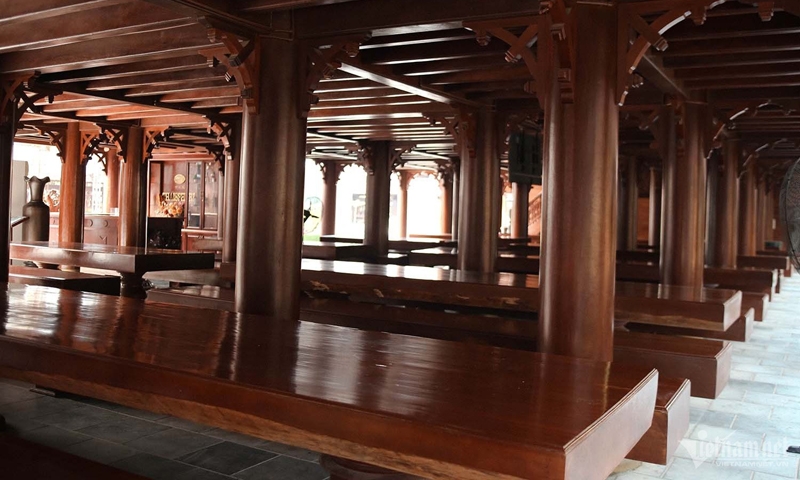 Ngôi nhà sàn được làm từ 500 khối gỗ lim, mất hơn 2 năm mới hoàn tất