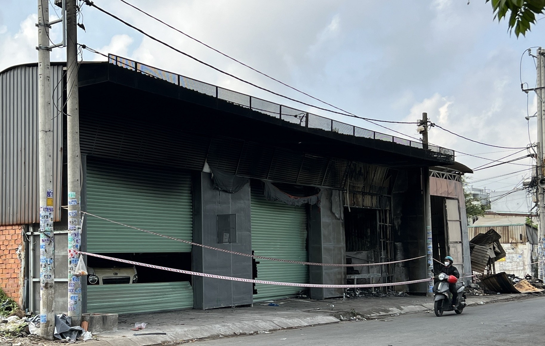 Cháy lớn thiêu rụi dãy nhà xưởng ở TP Thủ Đức