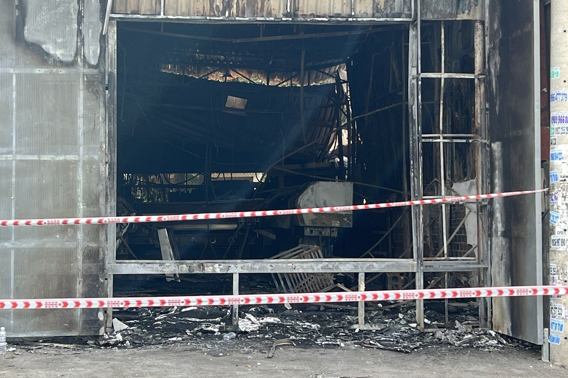 Cháy lớn thiêu rụi dãy nhà xưởng ở TP Thủ Đức