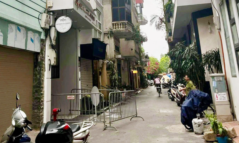 Hoàn Kiếm (Hà Nội): Sập mái kính nhà cao tầng khiến 4 người thương vong