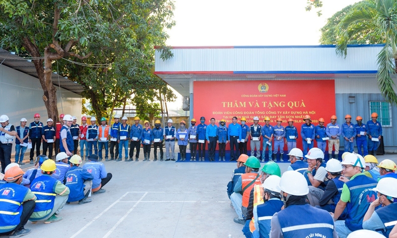 Công đoàn Xây dựng Việt Nam thăm, tặng quà đoàn viên Công đoàn nhân dịp Tháng công nhân và Tháng hành động về ATVSLĐ