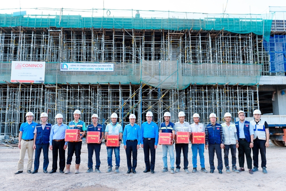 Công đoàn Xây dựng Việt Nam thăm, tặng quà đoàn viên Công đoàn nhân dịp Tháng công nhân và Tháng hành động về ATVSLĐ
